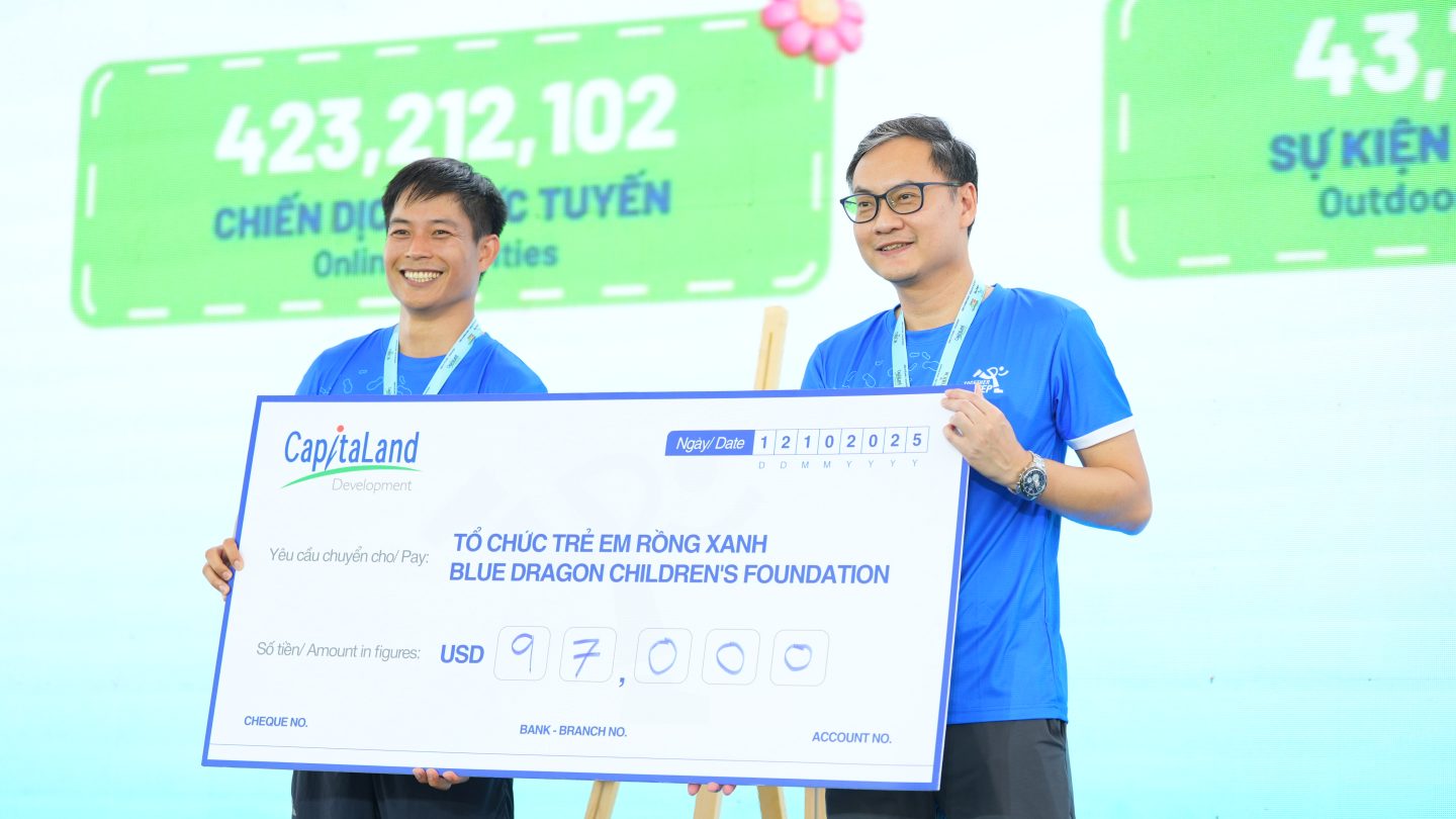 Mr Alwin Low, General Manager of North Vietnam of CLD (Vietnam) (right) presents US$97,000 donation to Mr Do Duy Vi, Co-CEO of Blue Dragon Children’s Foundation (left)