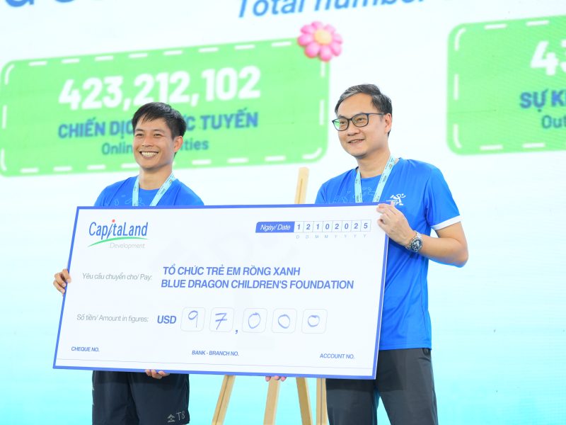 Mr Alwin Low, General Manager of North Vietnam of CLD (Vietnam) (right) presents US$97,000 donation to Mr Do Duy Vi, Co-CEO of Blue Dragon Children’s Foundation (left)