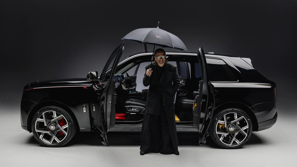 Nghệ sỹ gốc Việt làm mới SUV siêu sang Rolls-Royce Cullinan - 2 Nghệ sỹ gốc Việt làm mới SUV siêu sang Rolls-Royce Cullinan - 2