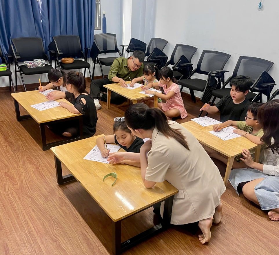 CLD Vietnam staff volunteers supported an English session for children at an activity centre in Ho Chi Minh City