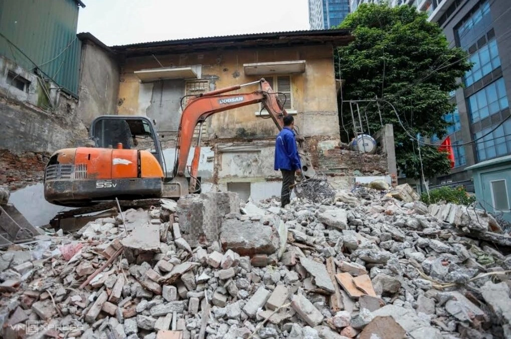 Khi Nhà nước điều chỉnh quy hoạch, giá trị quyền sử dụng đất có thể tăng lên rất nhanh. Trong ảnh: Người dân dỡ nhà, giao đất làm đường Nguyễn Tuân, quận Thanh Xuân, Hà Nội năm 2024. Tác giả: Việt An