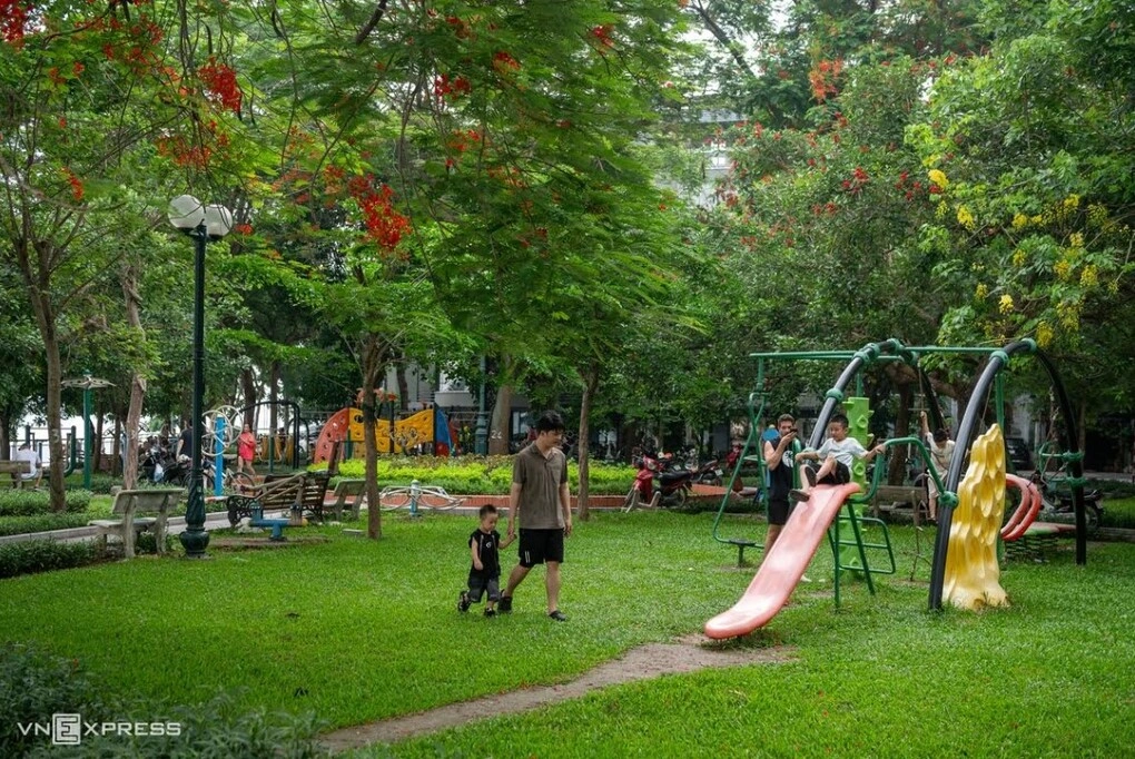 Khi giá trị đất tăng lên do quy hoạch, đầu tư hạ tầng công hoặc quyết định chuyển mục đích sử dụng đất, Nhà nước cần có cơ chế thu hồi hợp lý một phần địa tô để tái đầu tư cho hạ tầng, dịch vụ công và phúc lợi xã hội. Trong ảnh: Một vườn hoa ven Hồ Tây, Hà Nội. Tác giả: Thế Bằng