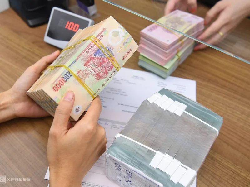 Giao dịch tiền mặt tại một ngân hàng. Ảnh: Giang Huy