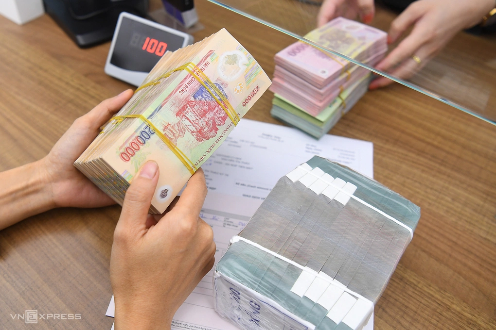 Giao dịch tiền mặt tại một ngân hàng. Ảnh: Giang Huy