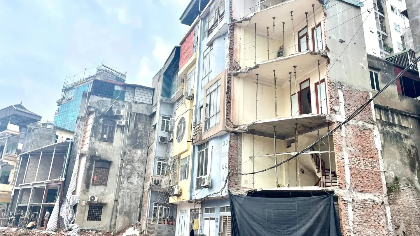 Một số căn nhà ven đường vành đai 2.5 đoạn Nguyễn Trãi - Đầm Hồng. Ảnh chụp tháng 7/2026