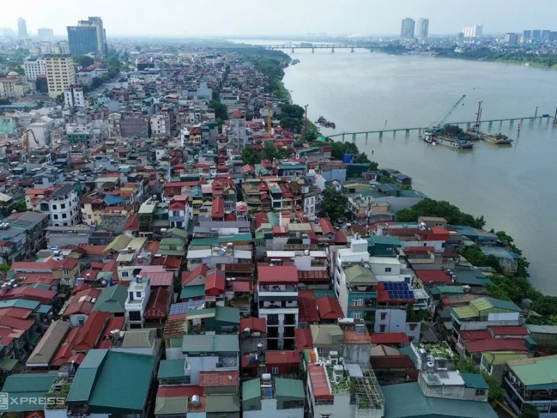 Khu vực dân cư ngoài đê sông Hồng thuộc địa bàn phường Hồng Hà. Ảnh: Phạm Chiểu