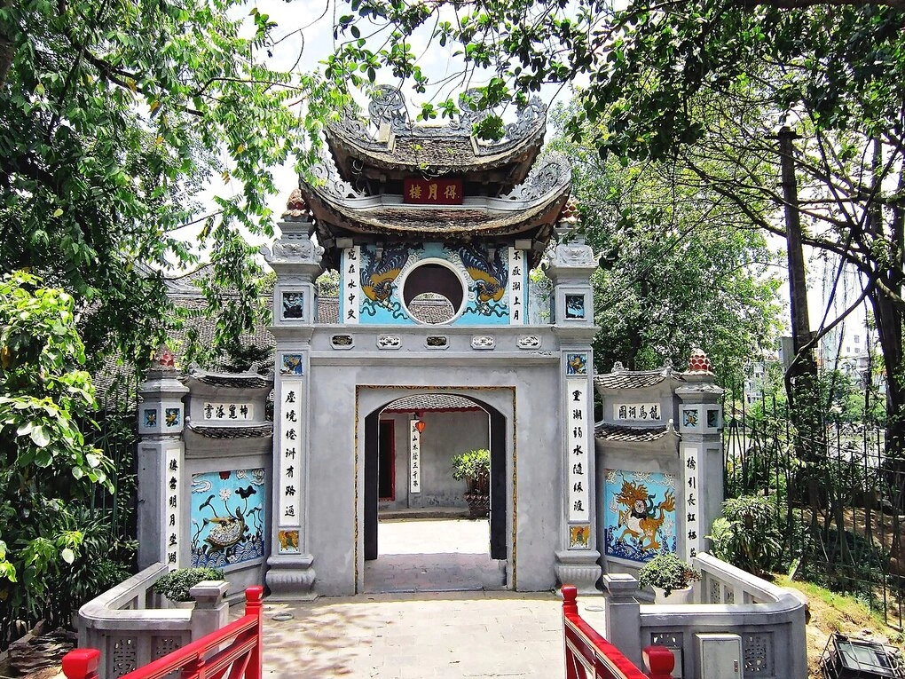 Cổng đền Ngọc Sơn. Ảnh: Bùi Thụy Đào Nguyên/CC BY-SA 3.0