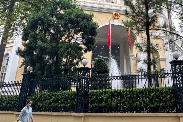Bên ngoài Bộ Tài chính Việt Nam. (Ảnh: Reuters).