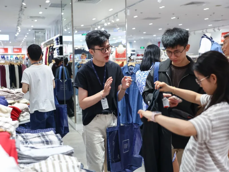 Người dân mua sắm tại một trung tâm thương mại ở TP HCM. Ảnh: Quỳnh Trần