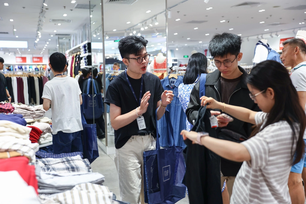 Người dân mua sắm tại một trung tâm thương mại ở TP HCM. Ảnh: Quỳnh Trần
