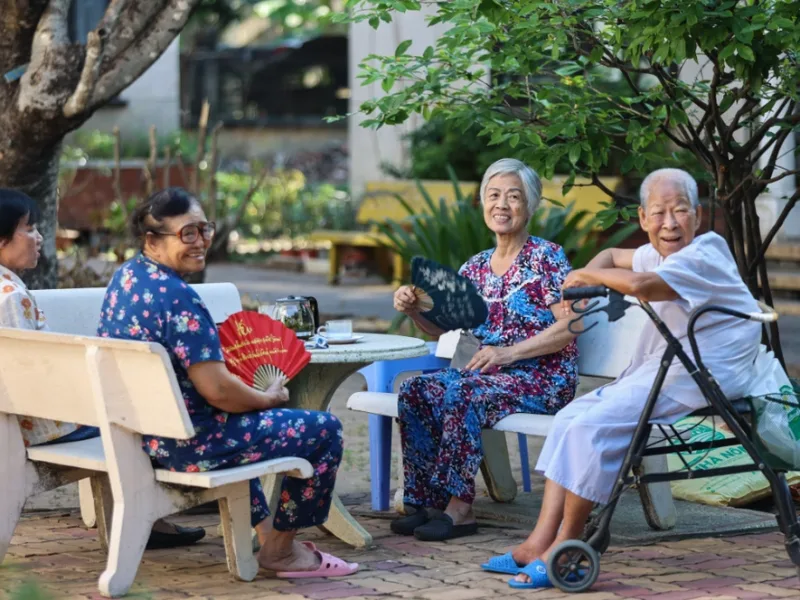 Cụ Ngọc Bảo, 93 tuổi (phải) trò chuyện với một cụ bà trong một viện dưỡng lão ở Tây Hồ, Hà Nội cuối tháng 9/2025. Ảnh: Phan Dương