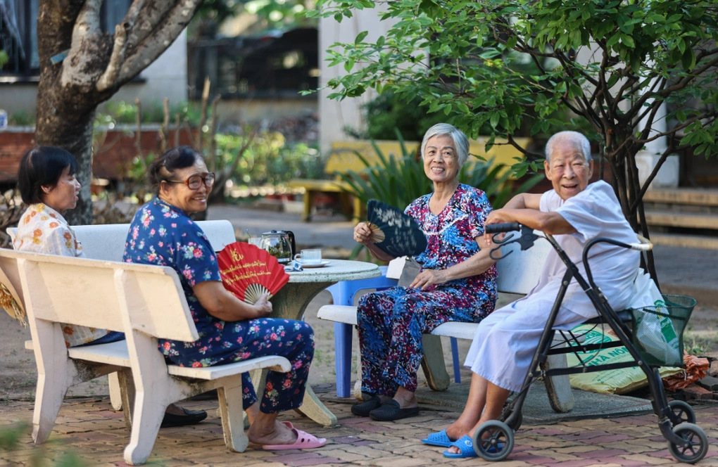 Cụ Ngọc Bảo, 93 tuổi (phải) trò chuyện với một cụ bà trong một viện dưỡng lão ở Tây Hồ, Hà Nội cuối tháng 9/2025. Ảnh: Phan Dương