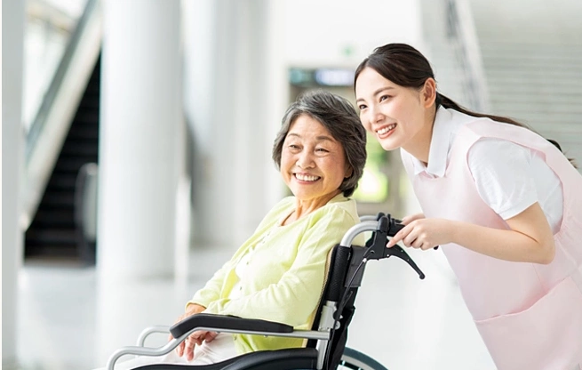 Tại Nhật Bản, các dịch vụ chăm sóc cần thiết được tổ chức thành một mạng lưới ngay tại cộng đồng nơi người cao tuổi sinh sống. Ảnh: Kaigo