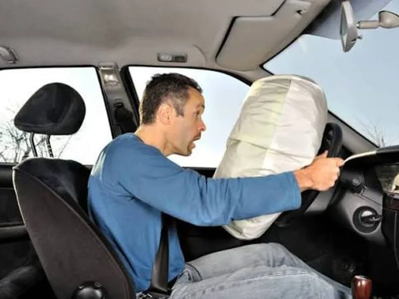 Điều gì giúp túi khí ô tô bung chỉ trong 30 mili giây? - 1