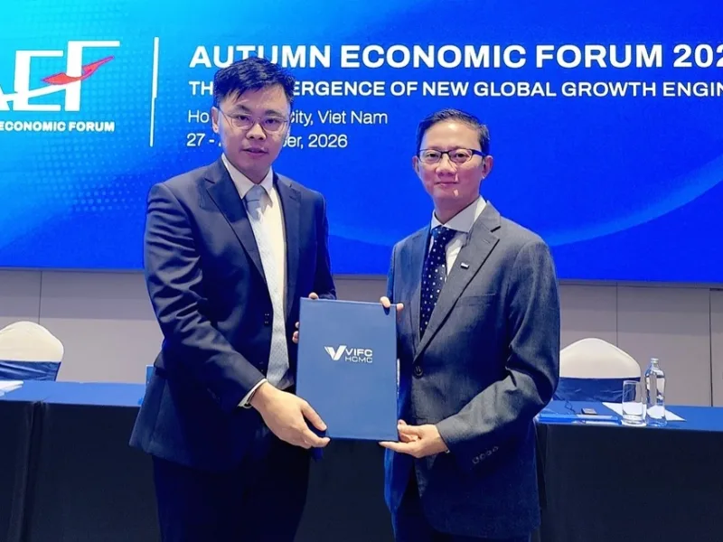 Ông Joseph Low (phải), Trưởng đại diện Keppel tại Việt Nam kiêm Chủ tịch Bộ phận Bất động sản, Keppel Việt Nam, nhận chứng nhận thành viên VIFC từ ông Trương Minh Huy Vũ, Phó chủ tịch Ủy ban nhân dân TP HCM, Chủ tịch cơ quan điều hành Trung tâm tài chính quốc tế Việt Nam tại TP HCM. Ảnh: Keppel